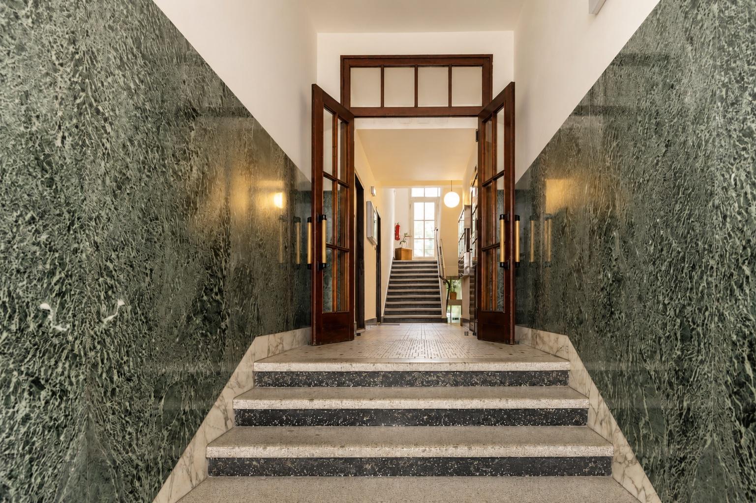 Pronájem bytu 1+1 / ateliéru 35m2 vhodný i jako kancelář v ulici Užocká ve Vršovicích.